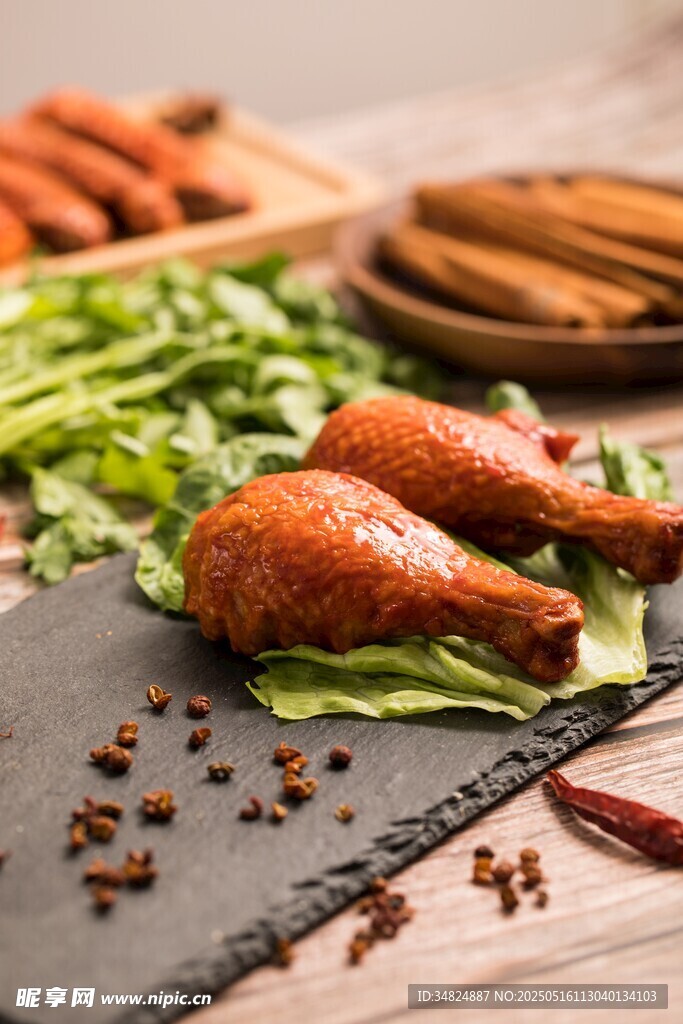 美味烤鸡腿与新鲜配菜