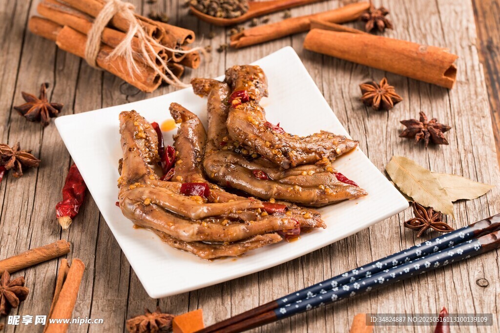 美味卤味鸭爪摆拍特写