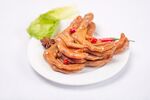 香辣鸭掌摆于盘上