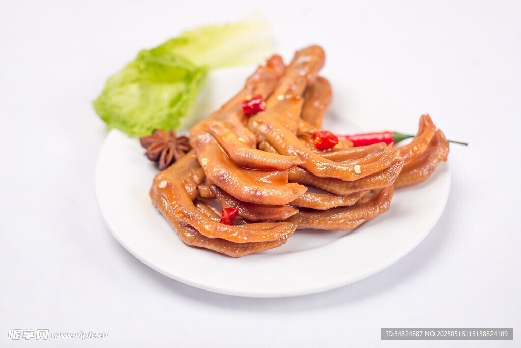 香辣鸭掌摆于盘上