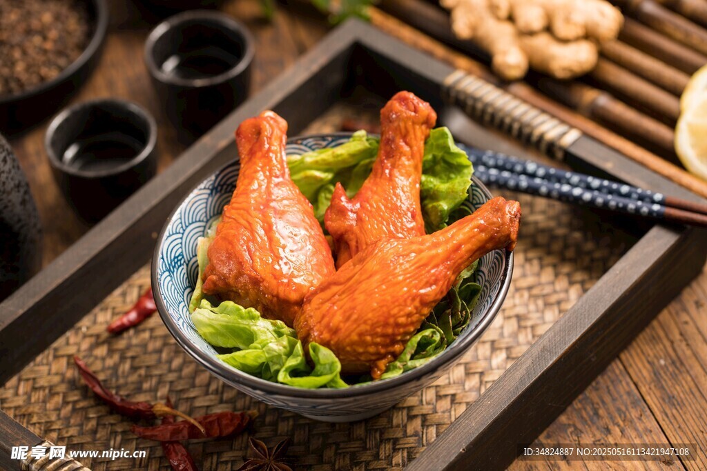美味卤鸡腿配绿色面条