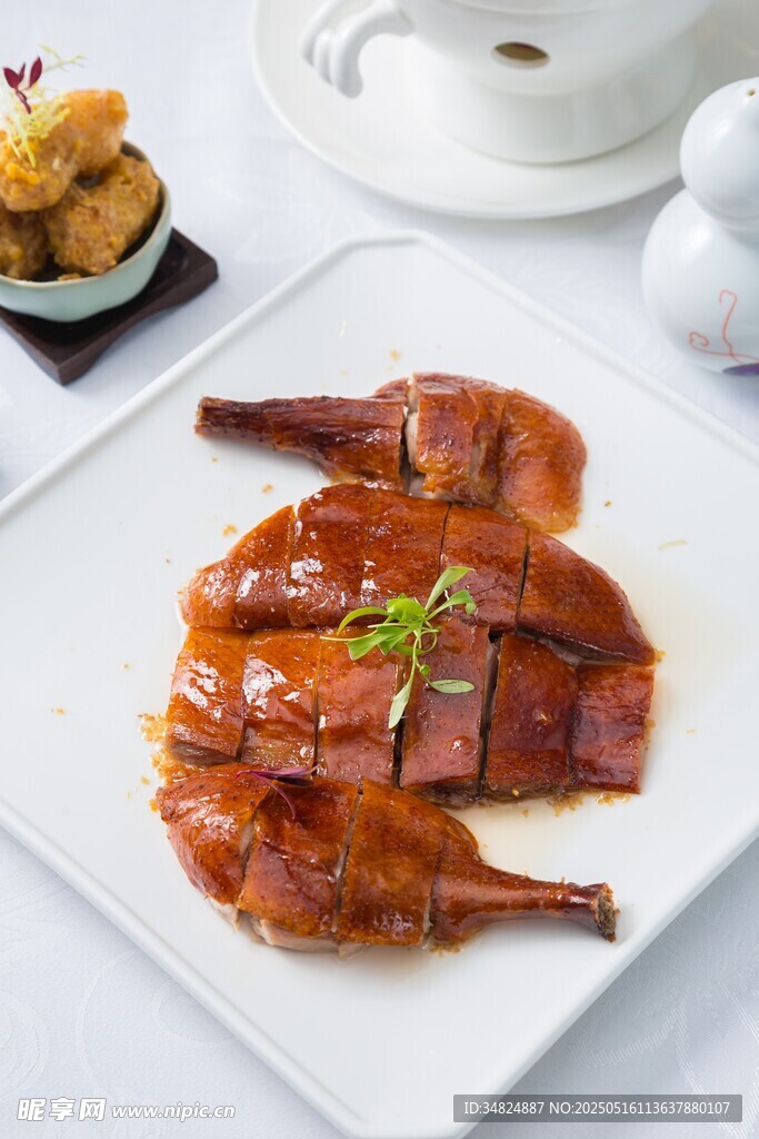 美味烤鸭摆盘精致诱人