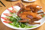 美味烤乳鸽摆于盘中