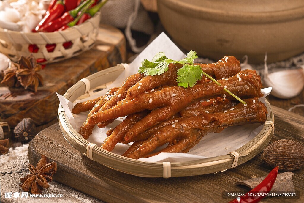 美味卤鸡爪摆于盘中