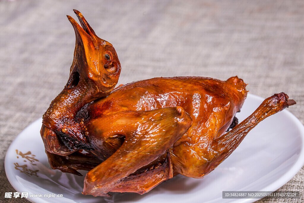 美味烤乳鸽摆于白盘