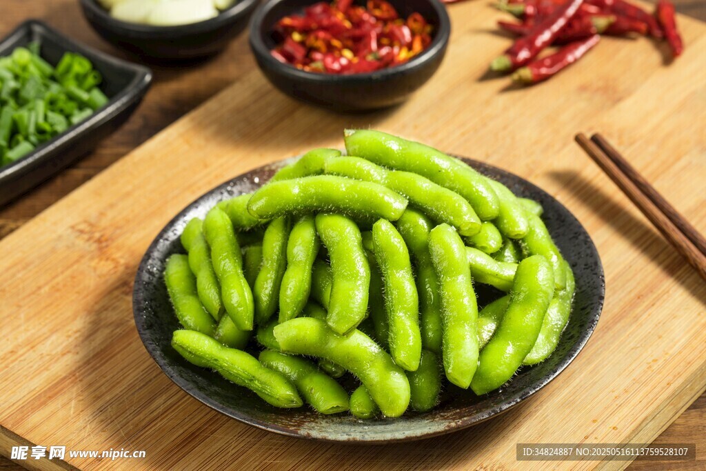 美味鲜嫩的盘中煮毛豆