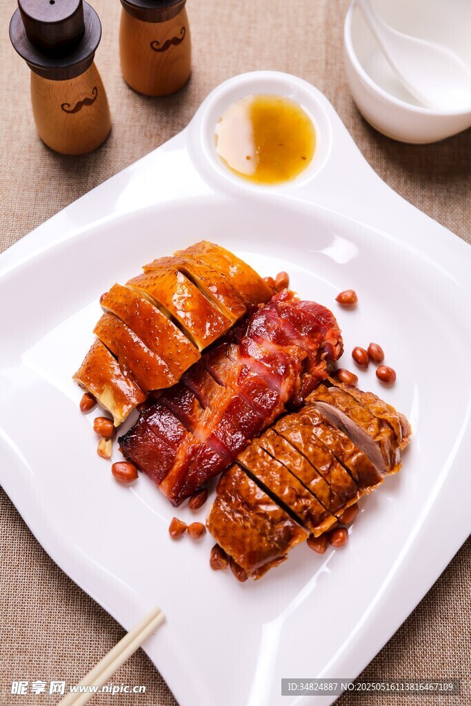 美味烤鸭摆盘精致诱人