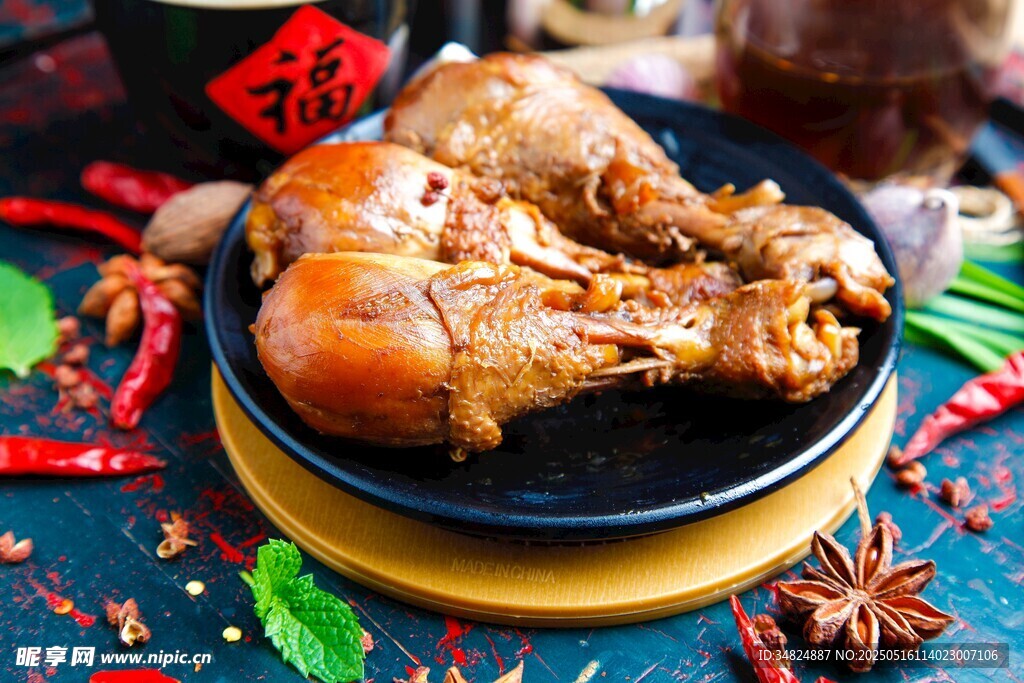 美味卤鸡腿摆于多彩佐料间