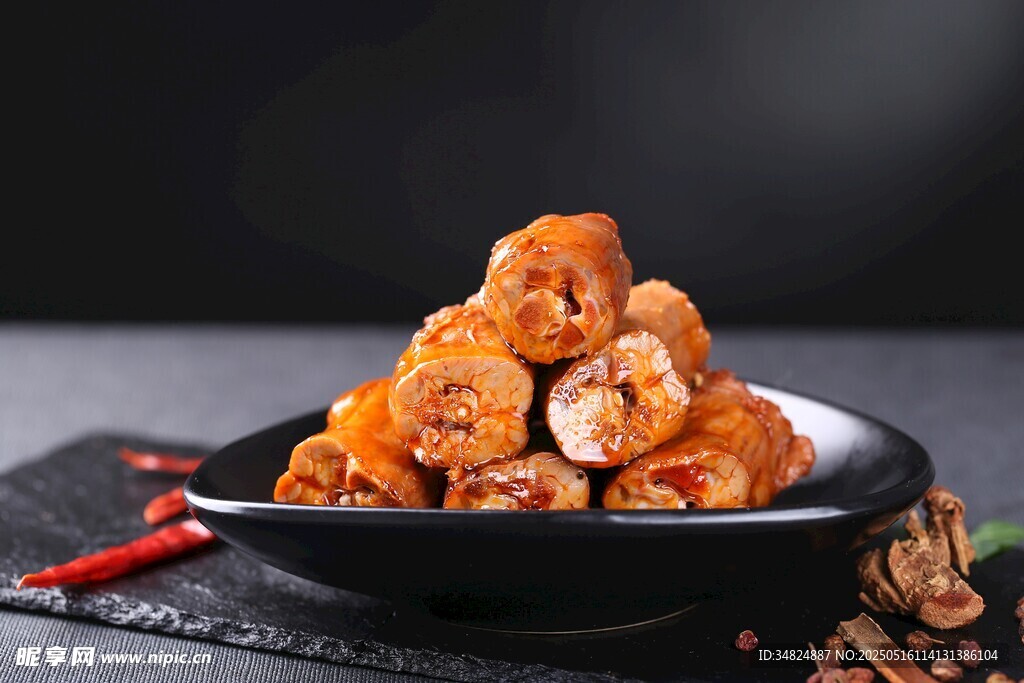 美味香辣鸭脖
