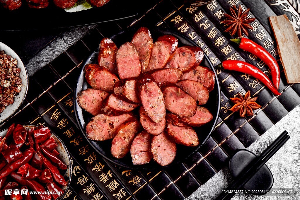 烤架上的美味香肠与辣椒