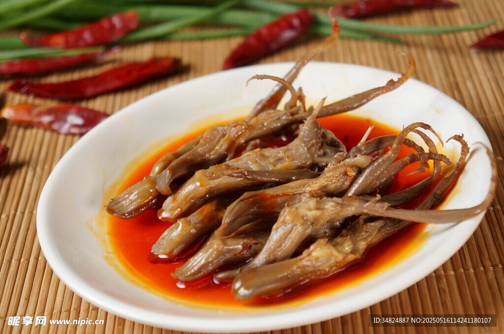 香辣鸭舌诱人美食