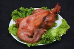 美味烤鸡配新鲜生菜