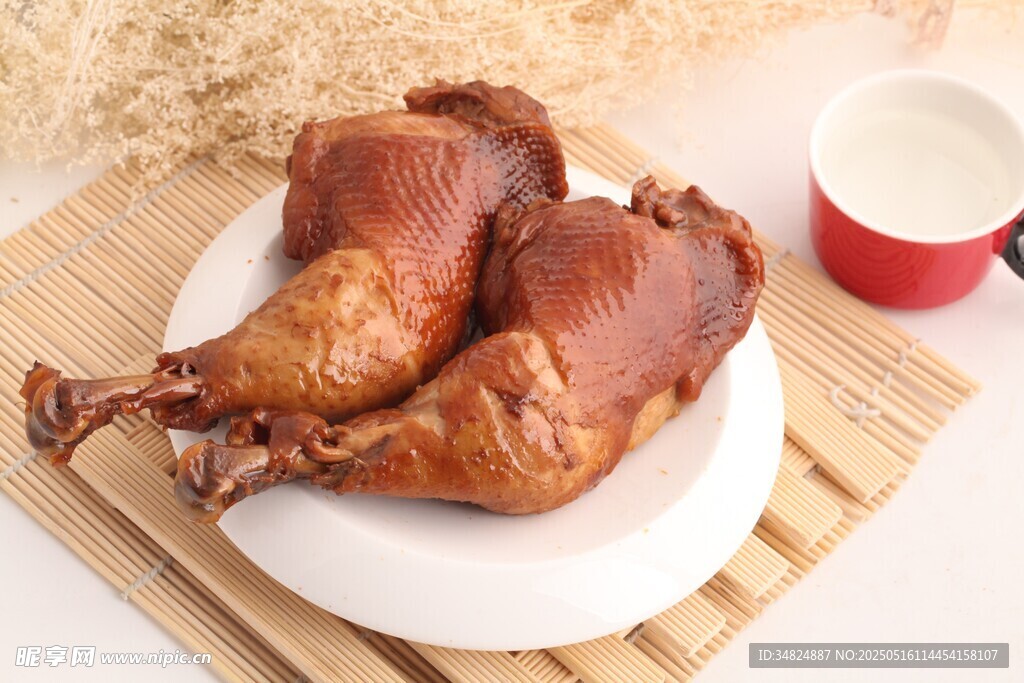 美味卤鸭腿摆放在盘中