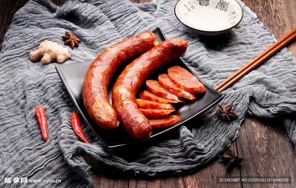 美味烤香肠搭配胡萝卜