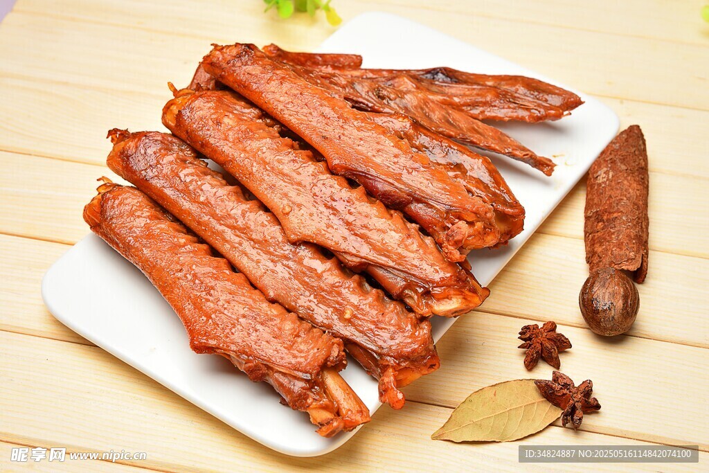 美味卤制鸭翅摆于盘中