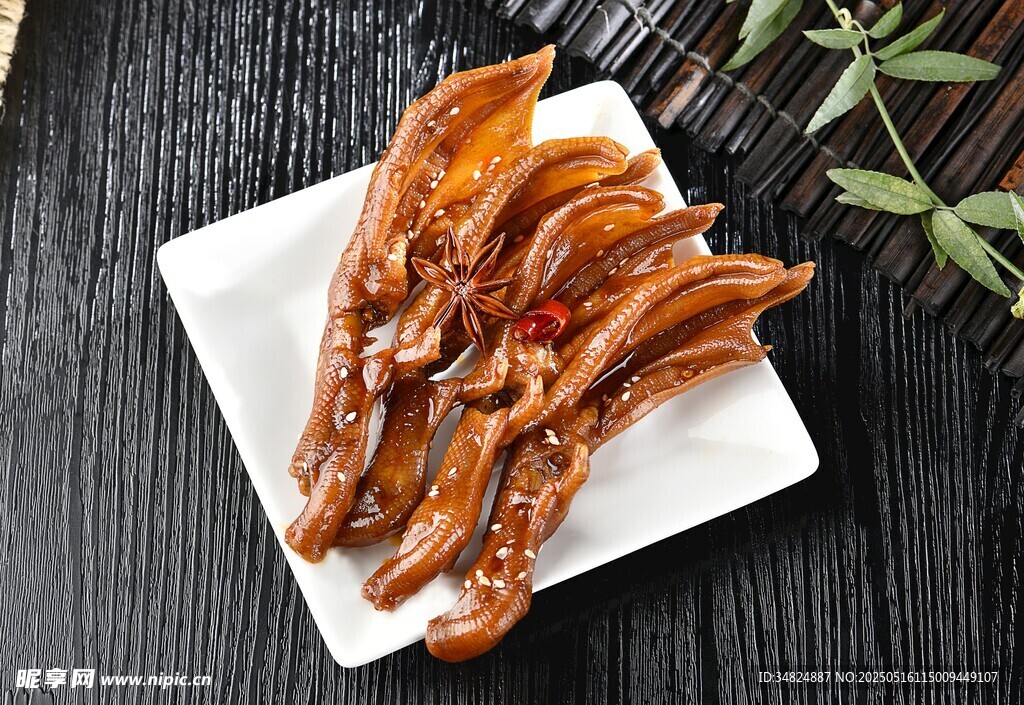 香辣卤鸭掌摆于白盘上