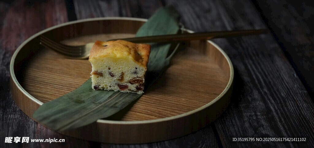 精致日式茶点摆于盘上