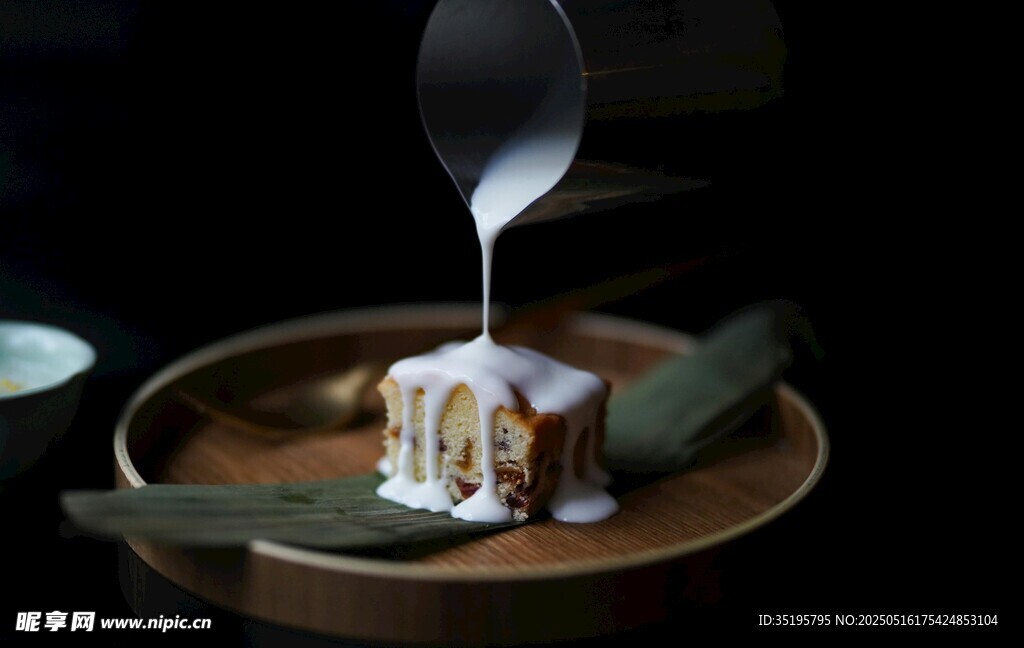 牛奶浇淋美味糕点