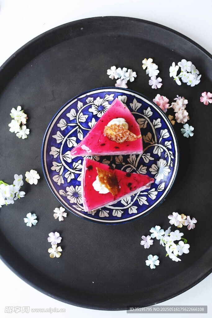 中式盘饰糕点与花卉点缀