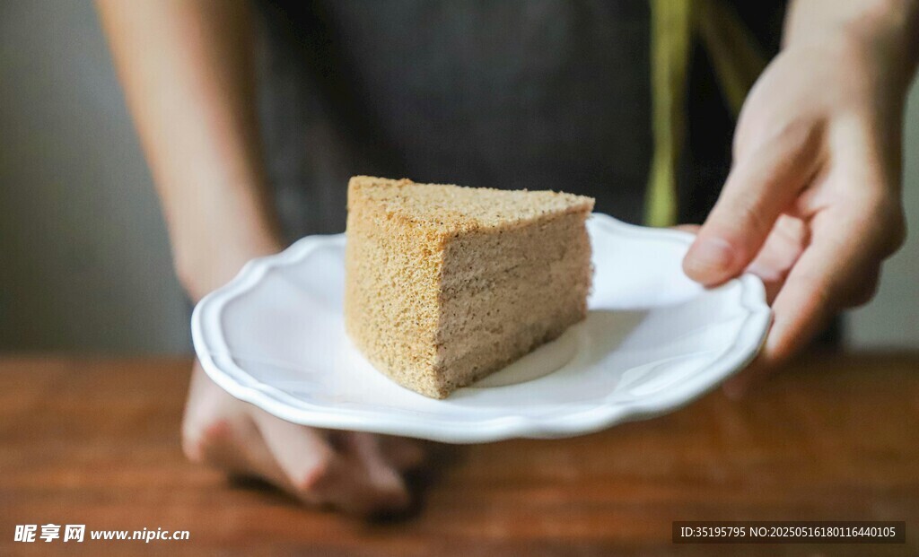 手持盘中美味芝士蛋糕