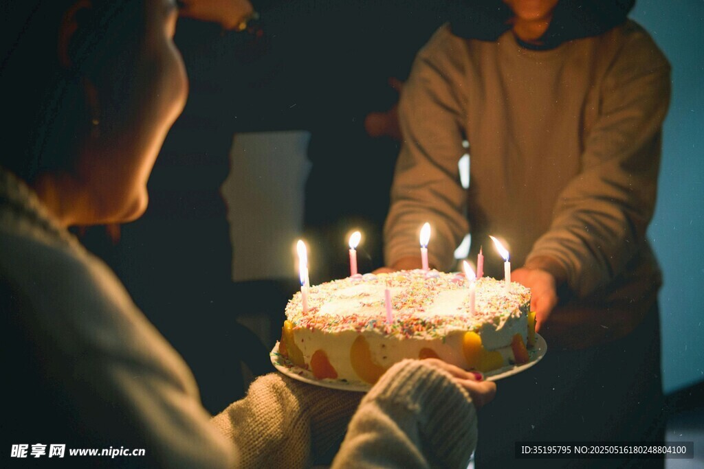 生日惊喜温馨蛋糕时刻