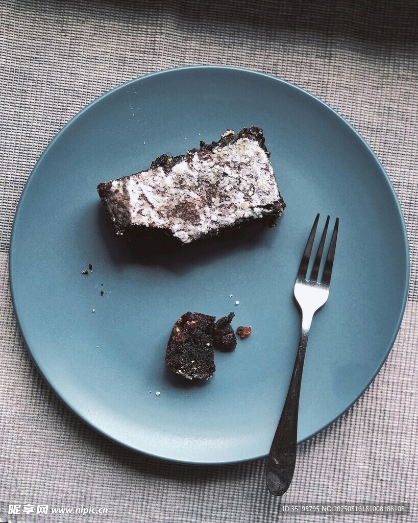 蓝色盘上的美味巧克力蛋糕