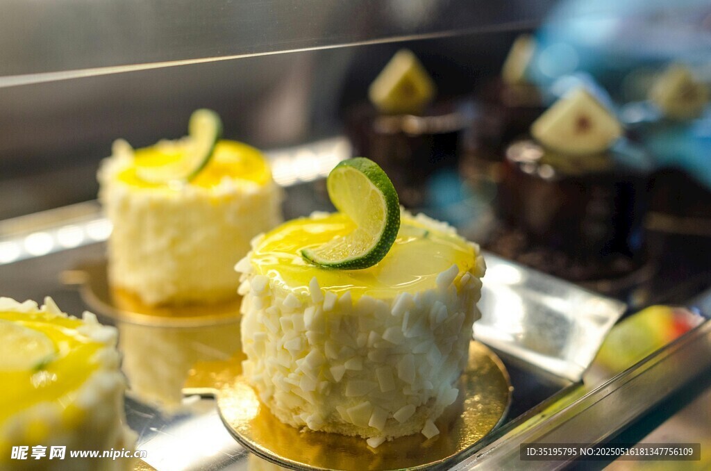 精致柠檬装饰美味小蛋糕