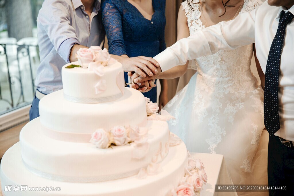 新人携手切浪漫婚礼蛋糕