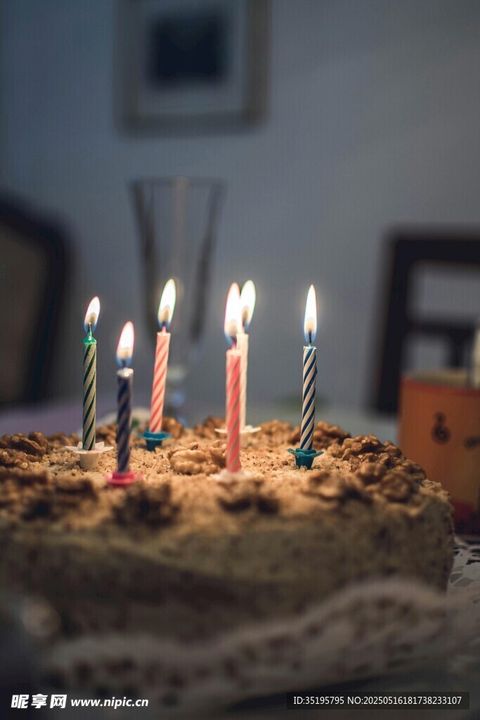 生日蛋糕上的多彩蜡烛