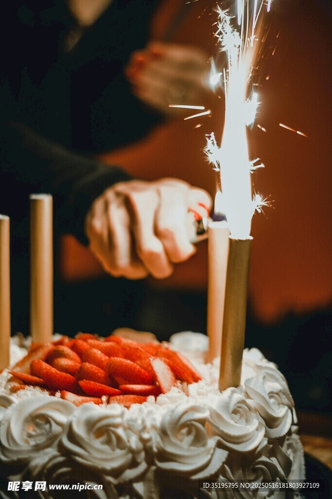 点燃蜡烛庆祝生日时刻