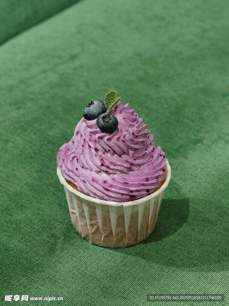 紫色纸杯蛋糕配蓝莓