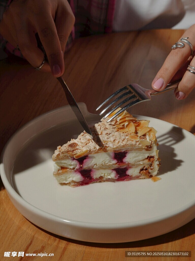 美味樱桃夹心蛋糕待品尝