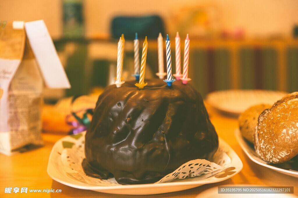 巧克力生日蛋糕插着蜡烛
