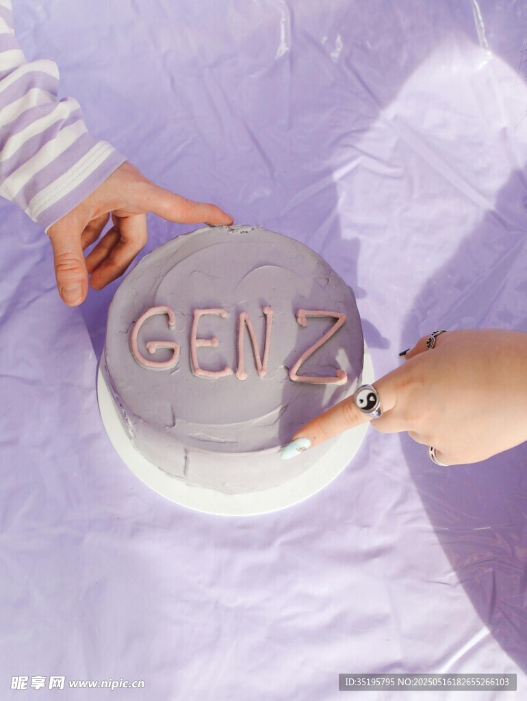手工制作GENZ主题蛋糕