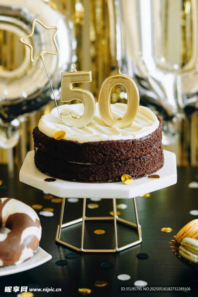 50岁生日蛋糕庆祝场景