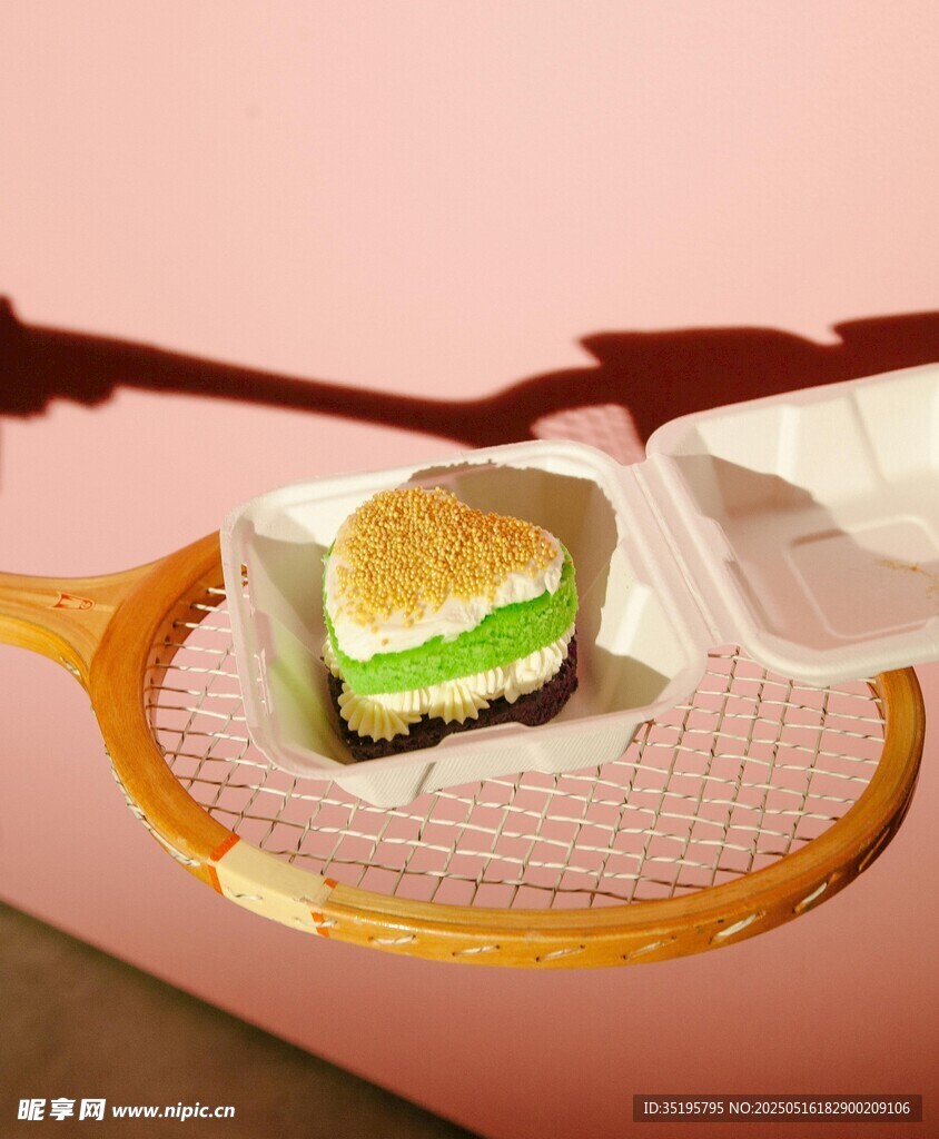 羽毛球上的精致夹心糕点