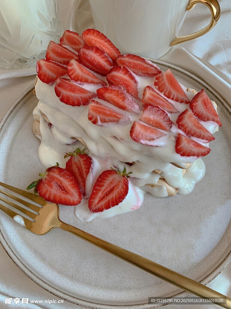 草莓奶油甜点精致摆盘