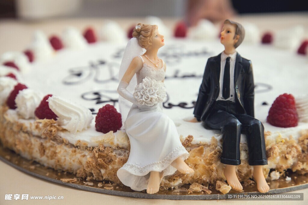婚礼蛋糕上的新人装饰摆件
