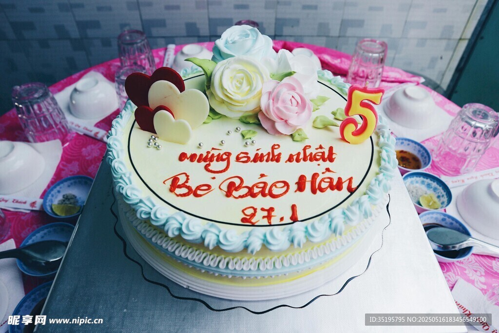 可爱花朵装饰生日蛋糕