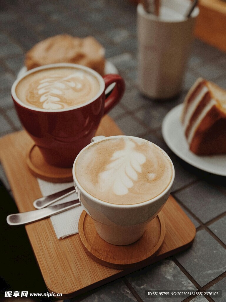 两杯咖啡搭配美味点心