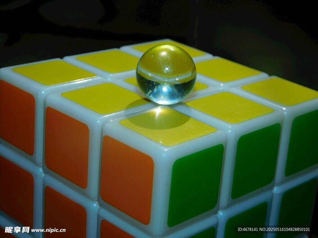 魔方上的晶莹水珠