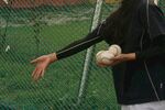 女子手持垒球准备投掷