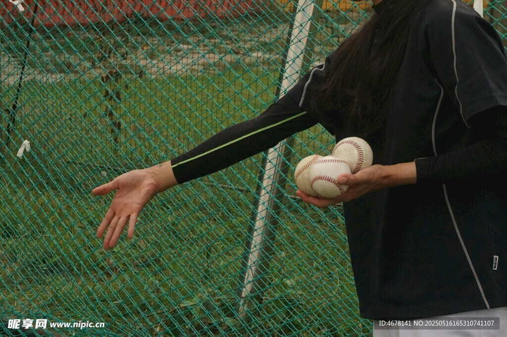 女子手持垒球准备投掷