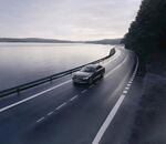 公路上行驶的汽车与湖景
