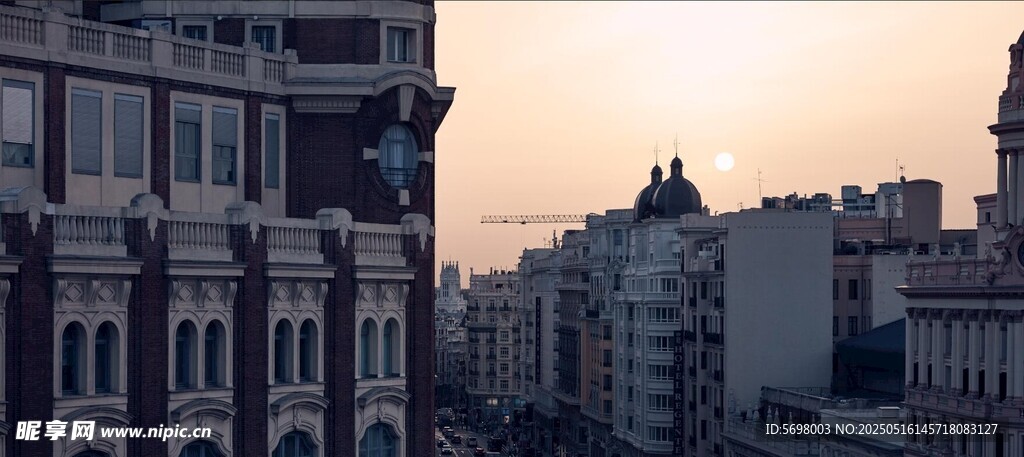 黄昏下的城市建筑景观