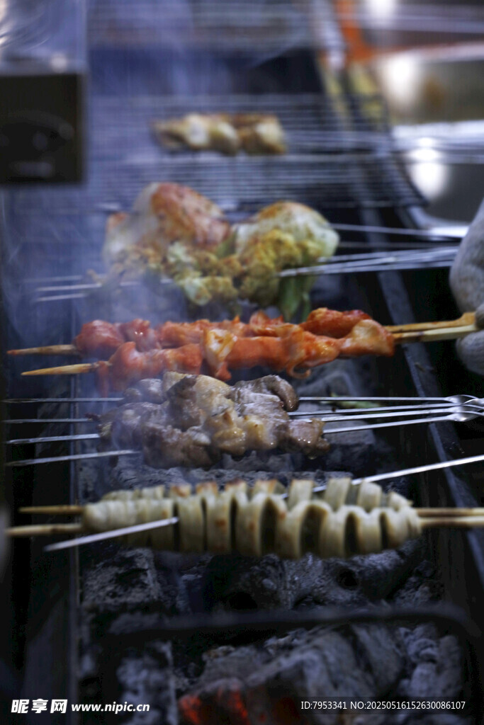 炭火上的美味烧烤串串