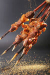 美味烤肉串撒料瞬间