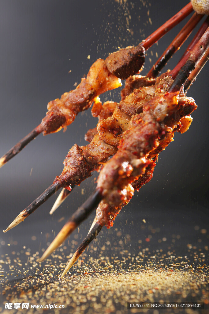 美味烤肉串撒料瞬间
