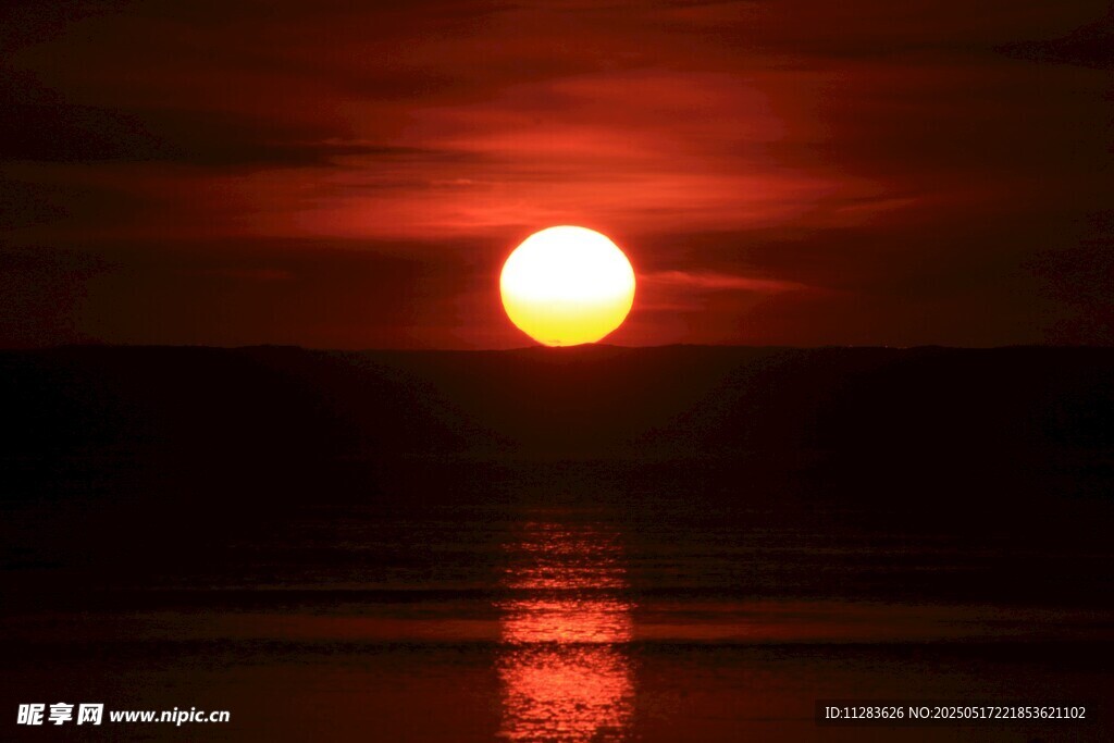 夕阳映水的美丽景象