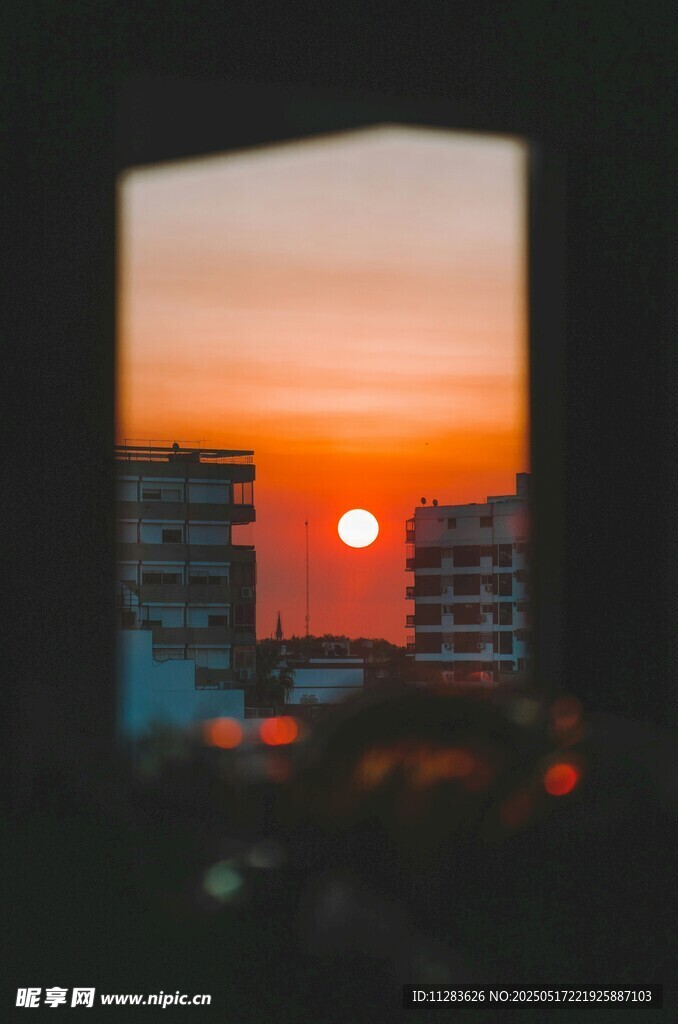 窗边日落城市美景